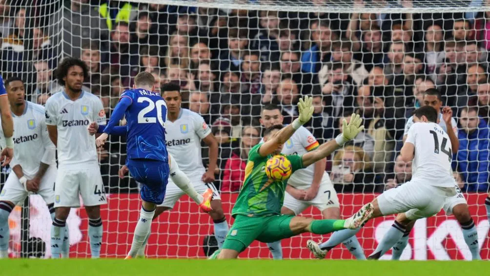 'Dibu' Martínez ataja tiro libre indirecto ante Chelsea