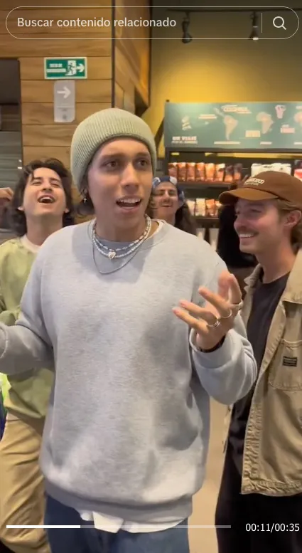 Las personas llegaban cantando para pedir su café.