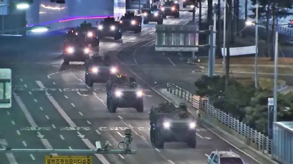 En las calles de Seúl ya comienza la movilización de fuerzas armadas.