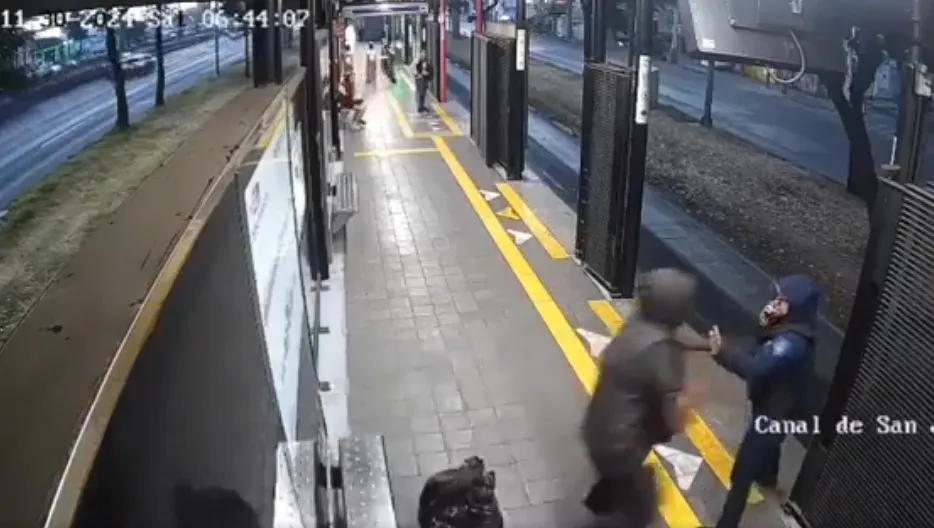 El hombre aventó a la policía auxiliar cuando venía una unidad del Metrobús.