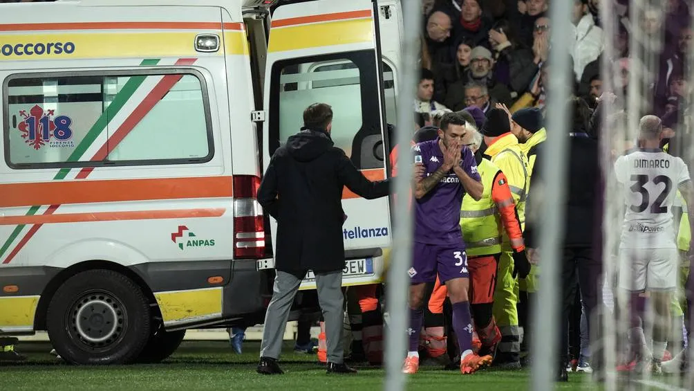 AP Edoardo Bove se desplomó a medio juego