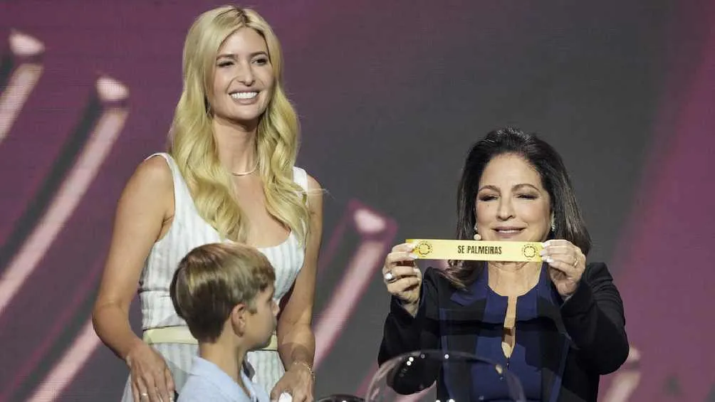 Ivanka Trump junto a su hijo ayudaron a Gloria Estefan al inicio del sorteo.