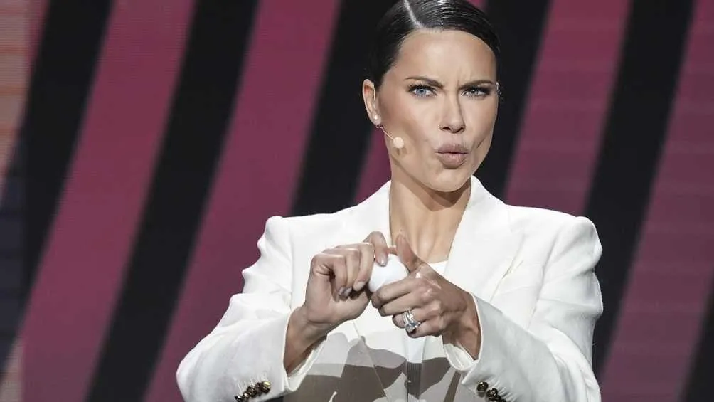 La modelo brasileña Adriana Lima robó reflectores durante el evento.