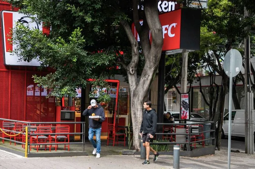Tom Brady fue visto en la CDMX, saliendo de un KFC.