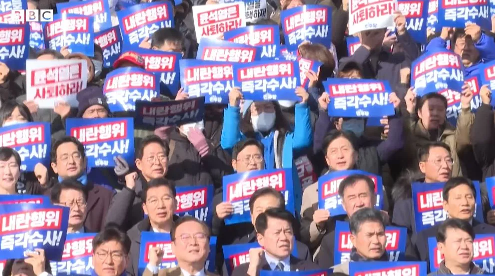 El pueblo de Corea del Sur está en contra de la ley marcial.