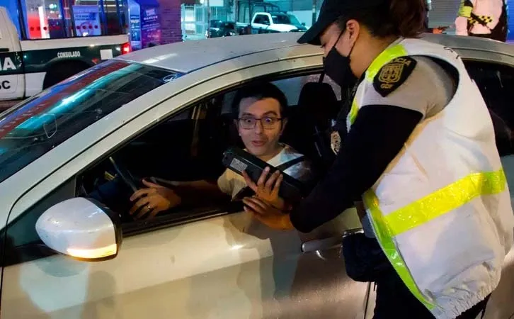 Policías podrán multarte si tienes sales positivo en el alcoholímetro