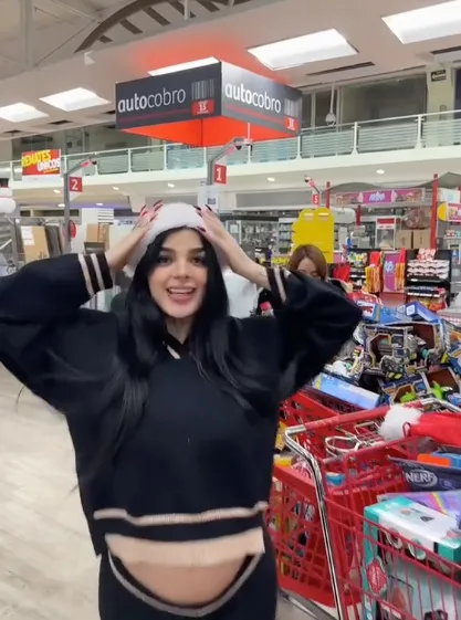 La modelo se llevó varios carritos llenos de puros juguetes.