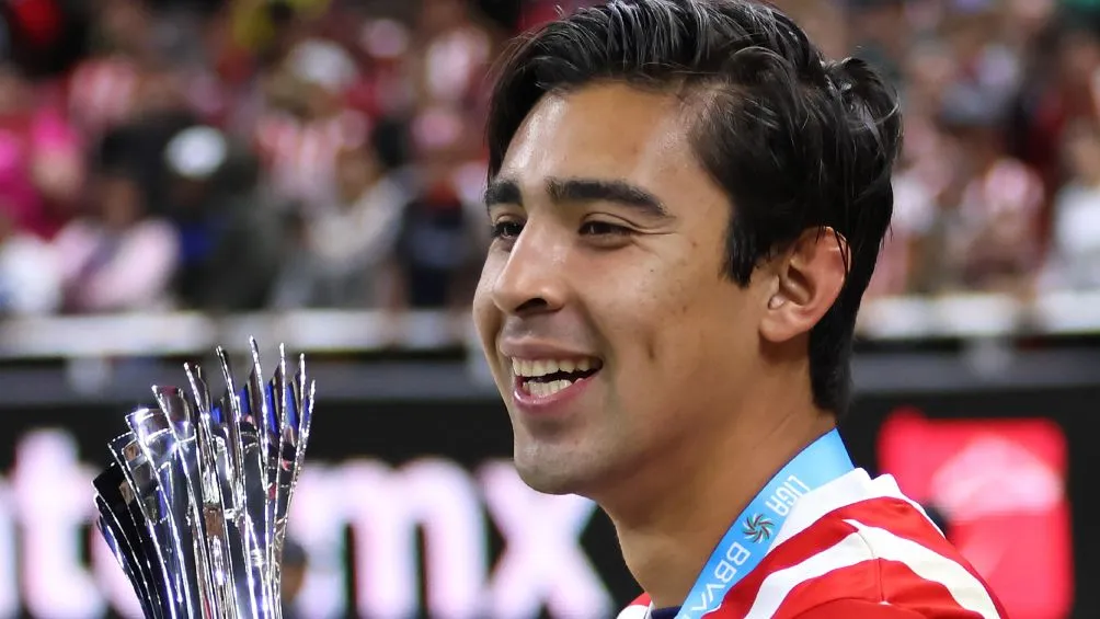 Gilberto García con trofeo