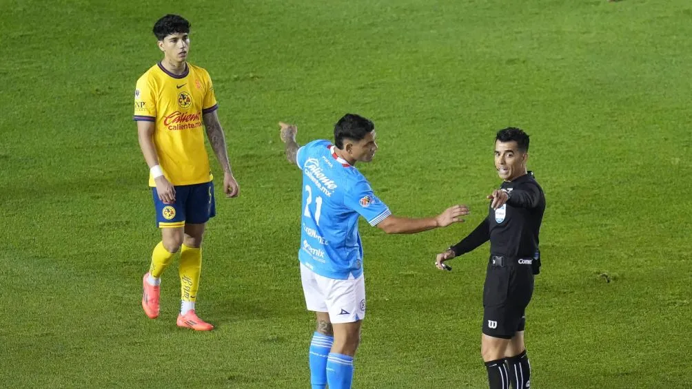 Jugadores de Cruz Azul reclaman al árbitro