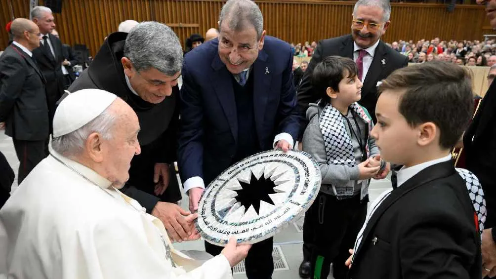 El moretón del católico se debió a un golpe con una mesa.