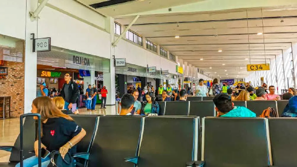 Se reporta que los pasajeros y la tripulación están a salvo.