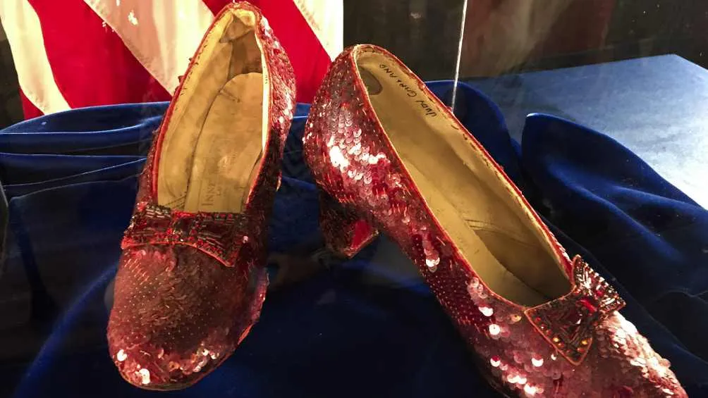 El comprador anónimo pagó 28 mdd por este par de zapatillas.