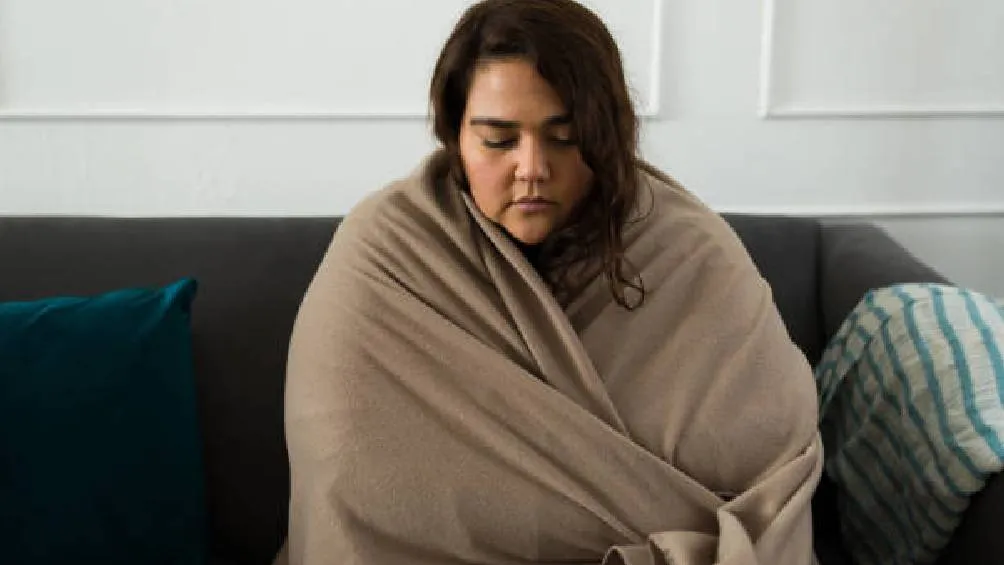 Las recomendaciones de Protección Civil de la Ciudad de México para enfrentar el frío incluyen vestirse con varias capas de ropa.