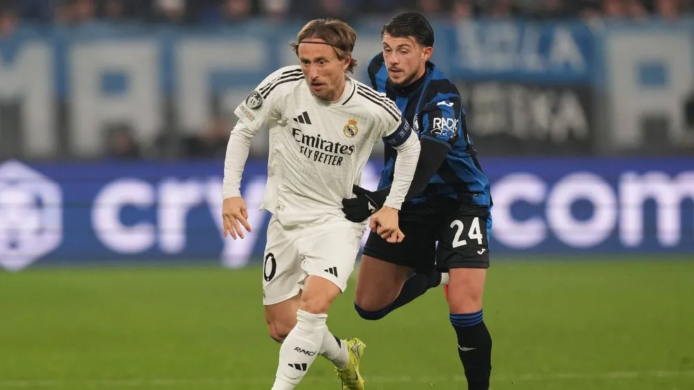 Modric disputando un balón