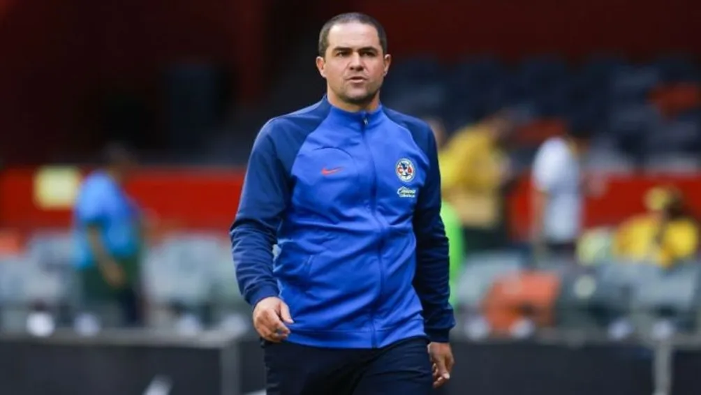 MEXSPORT André Jardine dirgiendo al América