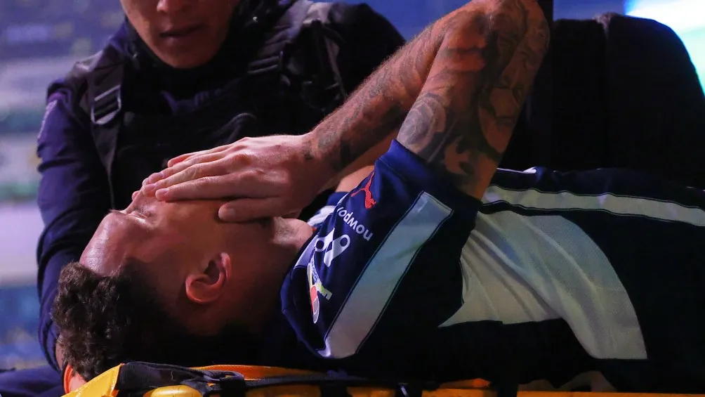 Lucas Ocampos salió en el carrito de las asistencias