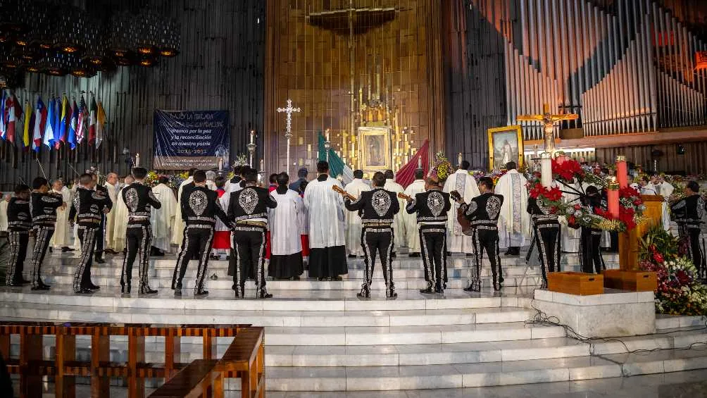 El Mariachi acompañó las Mañanitas a la Virgencita.