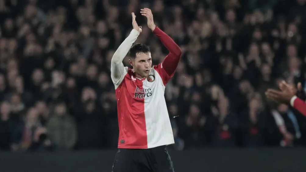 Santiago Giménez celebra un gol con el Feyenoord