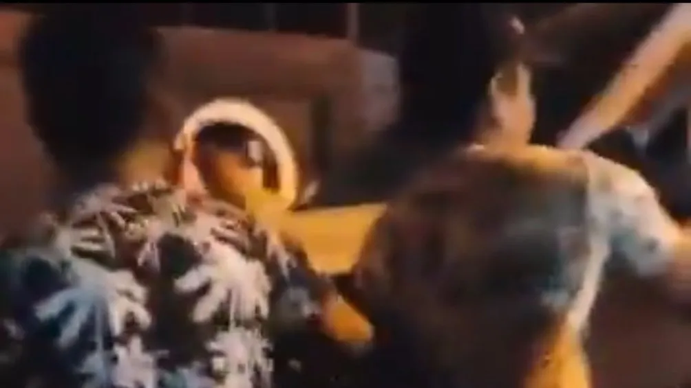 Personas intentan ayudar