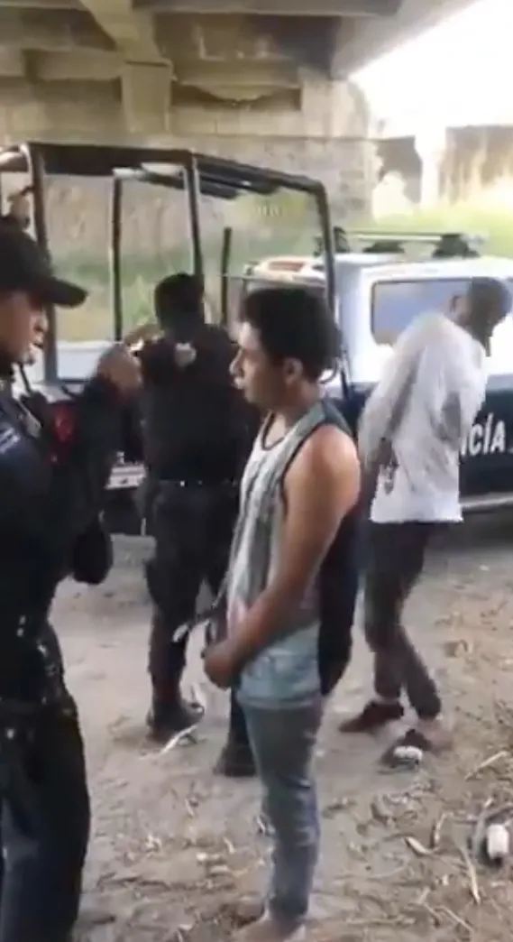 Los policías empezaron a golperar a los detenidos.
