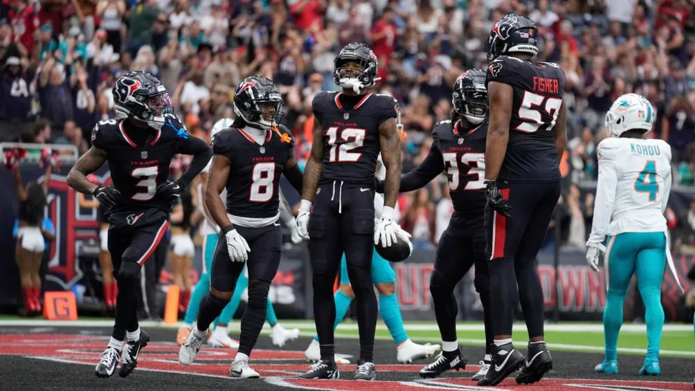 AP Nico Collins registró dos pases de TD