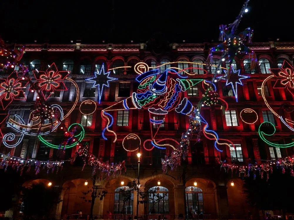 FB: @GobiernoCDMX Las luces se encenderán hasta el 31 de diciembre.