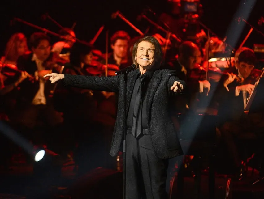 FB: @raphaelartista Raphael se empezó a sentir mal durante el programa español 'La Revuelta'.
