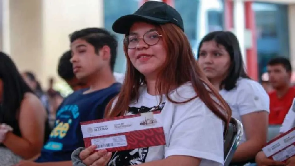 Durante el ciclo escolar los estudiantes reciben un apoyo total de 9 mil 200 pesos.