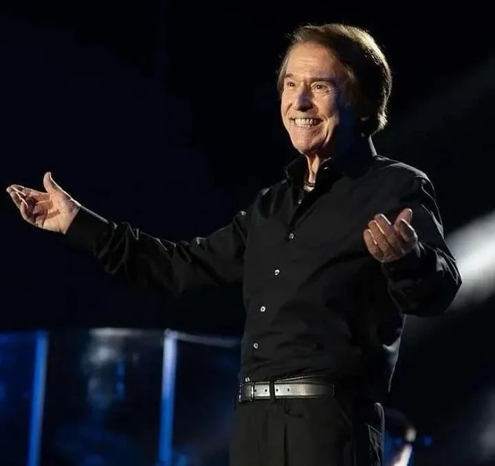FB: @raphaelartista La salud del cantante se reporta como estable pero está bajo observación.