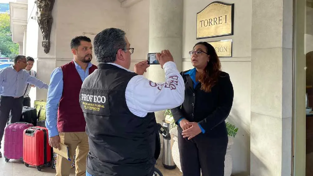 Hasta el lugar llegaron autoridades de Profeco para sancionar al hotel.