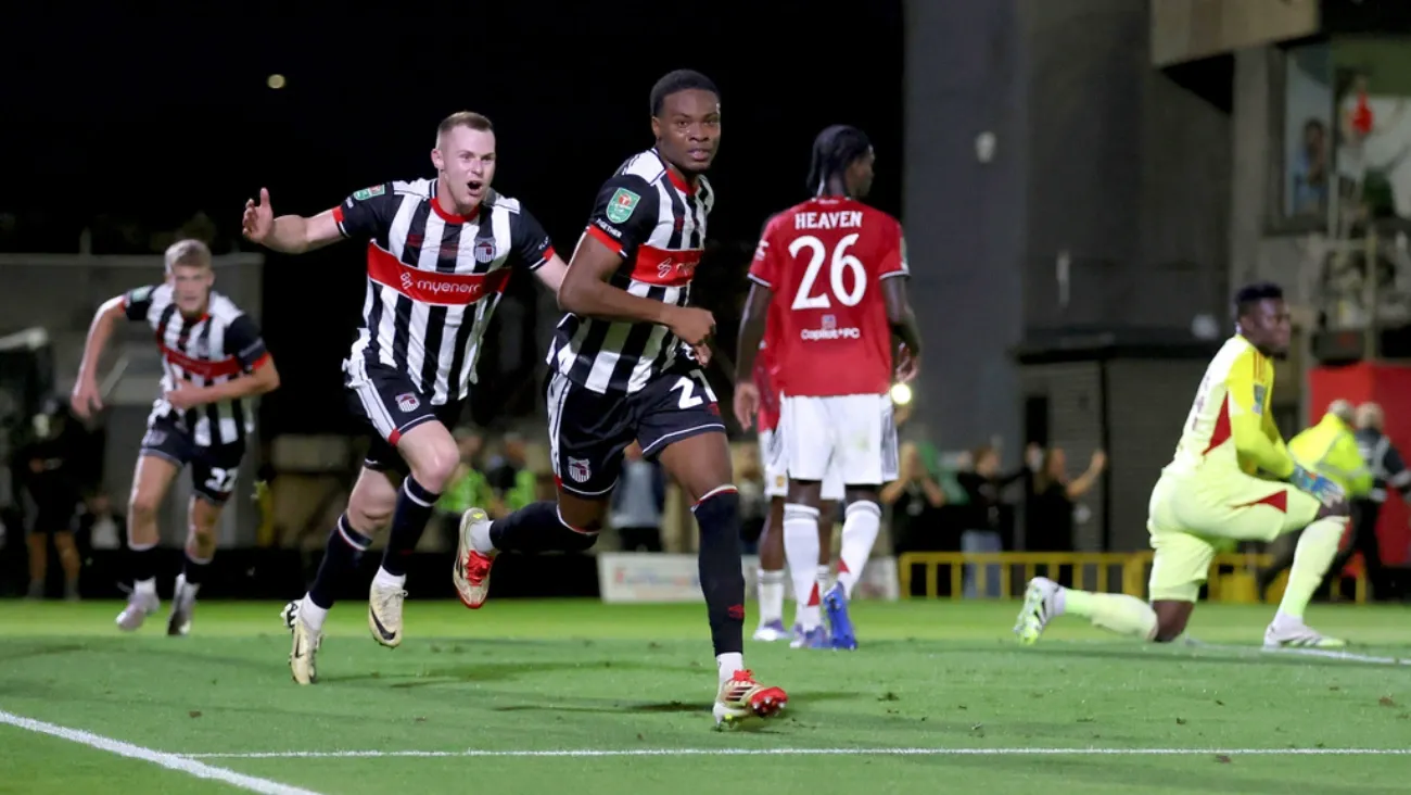 Grimsby sancionado por alinear a jugador inelegible en histórica victoria contra Manchester United. Noticias en tiempo real