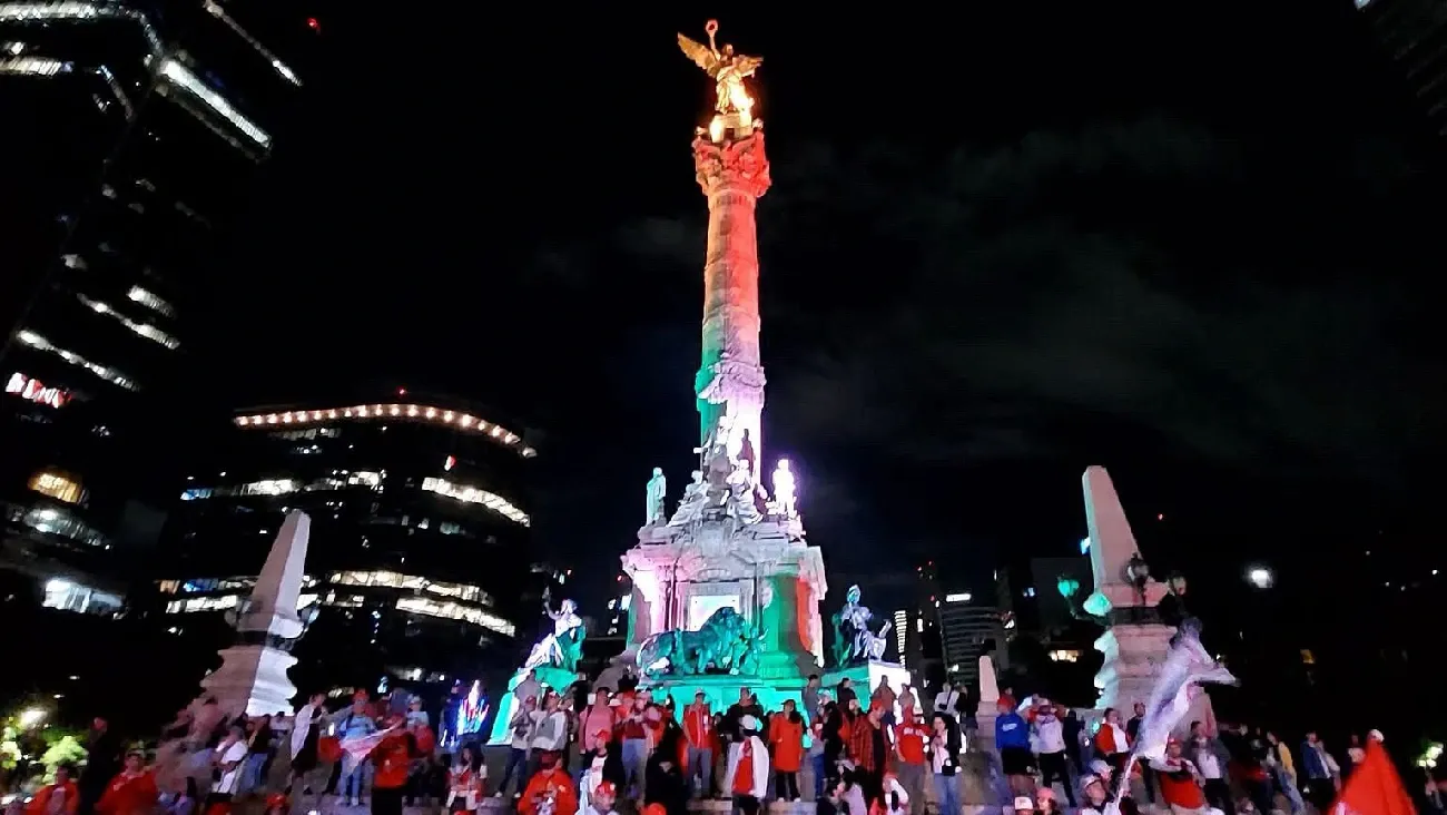 “Ciudad de los campeones” :Diablos Rojos del México abarrotaron el Ángel de Independencia . Noticias en tiempo real