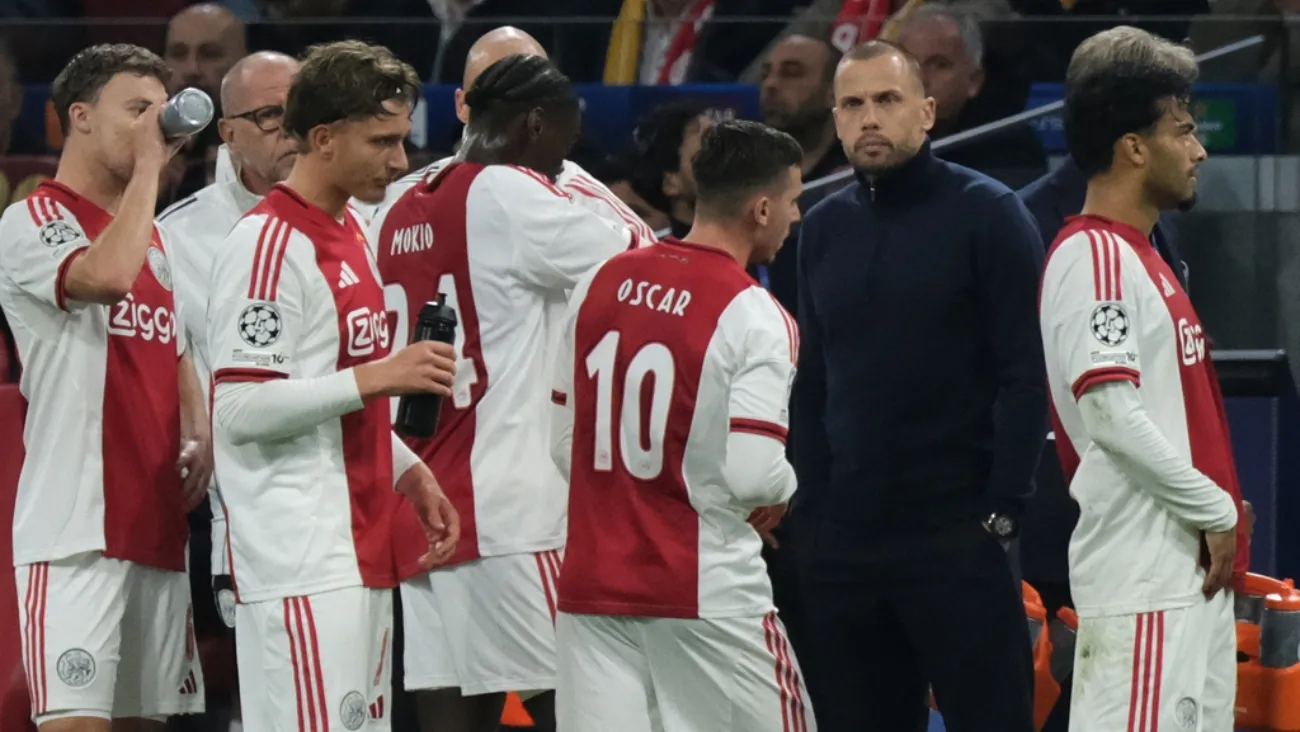 ¡Cambios en el Ajax! Heitinga fue despedido y se perfila el regreso de reconocido DT
