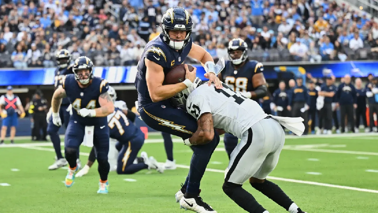 ¿Se pierde la temporada? Justin Herbert sufrió una fractura en la mano