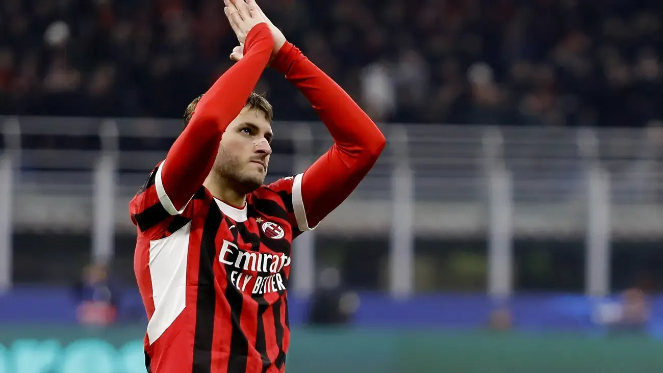 Santiago Giménez, sin planes de salir del Milan, asegura representante del mexicano