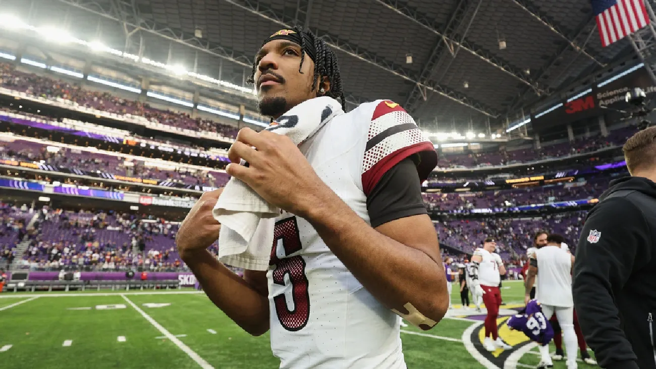 Jayden Daniels sale lesionado en su primer partido de regreso a los emparrillados