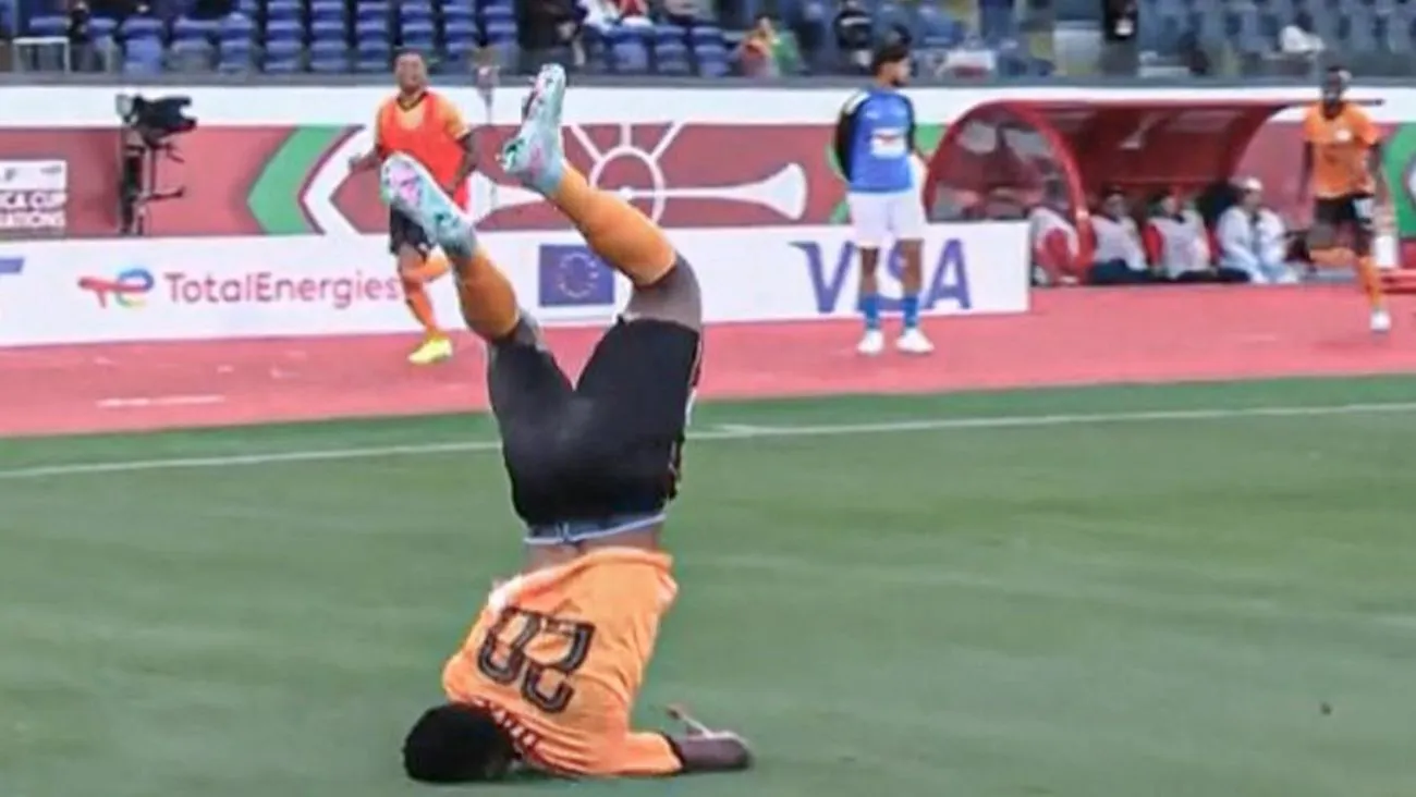 El jugador de Zambia se lastimó el cuello durante su celebración