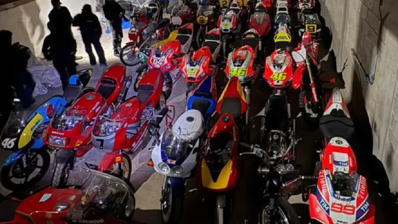 Descubren a exatleta con motos