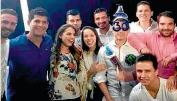 Chicharito festejando sus 30 años