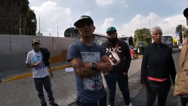 La gente afuera de las instalaciones de Gran Sur