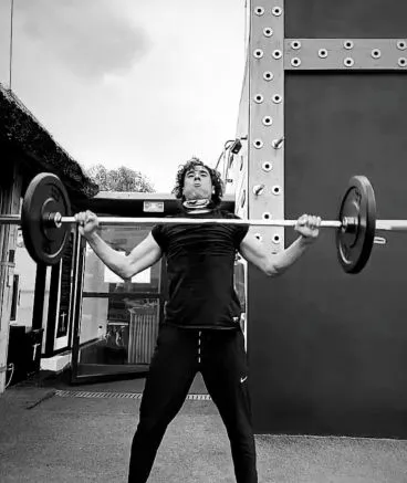 El T3mplo Memo Ochoa levanta pesas