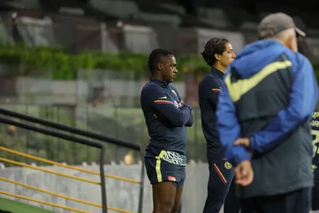 FOTOS | RÉCORD Renato observa el entrenamiento del América