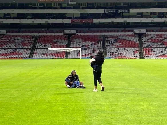 RÉCORD Ibarra, con sus hijos en el Azteca