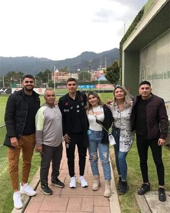 Vásquez con su familia en el CAR