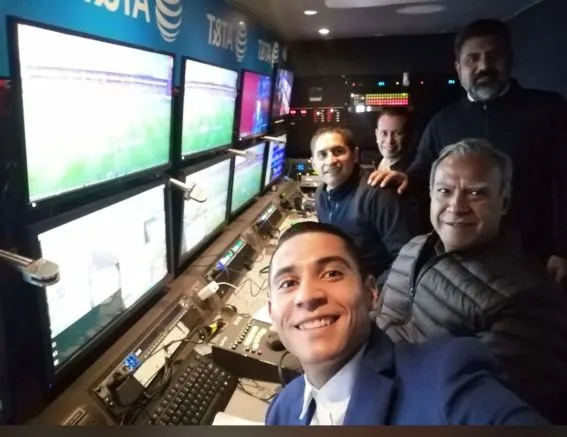 Foto con los VAR Óscar Mejía y Alfredo Peñaloza en el Toluca vs Cruz Azul