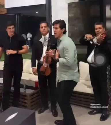 Macías cantó con mariachi en festejo en casa de sus padres en Guadalajara