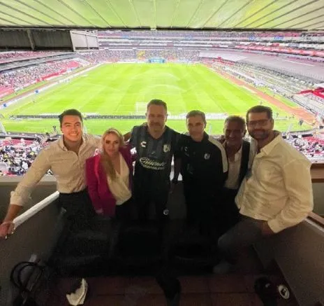 Ríos, con el Gobernador Kuri al centro en el Azteca, Solares en un extremo