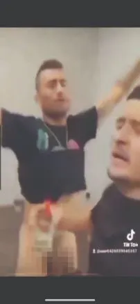 @1NOMBRECUALKERA Jean Meneses, en fiesta sin pantalón