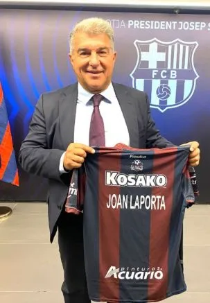 Laporta, presidente del Barcelona, con su playera del Atlante