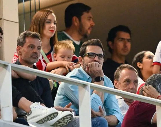 Cocca viendo cómo luce Córdova en la Final junto a Davino y Ares